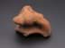Bild von Artefakt aus der Antike, Tonscherbe Anhebe eines Gefäßes, wohl Bodenfund